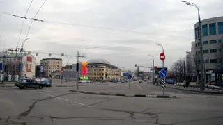 Почему на столбах мигают красно-синие огни и как они связаны с дорожными камерами