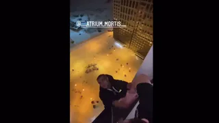 На Московском шоссе парень повис за окном на 24 этаже