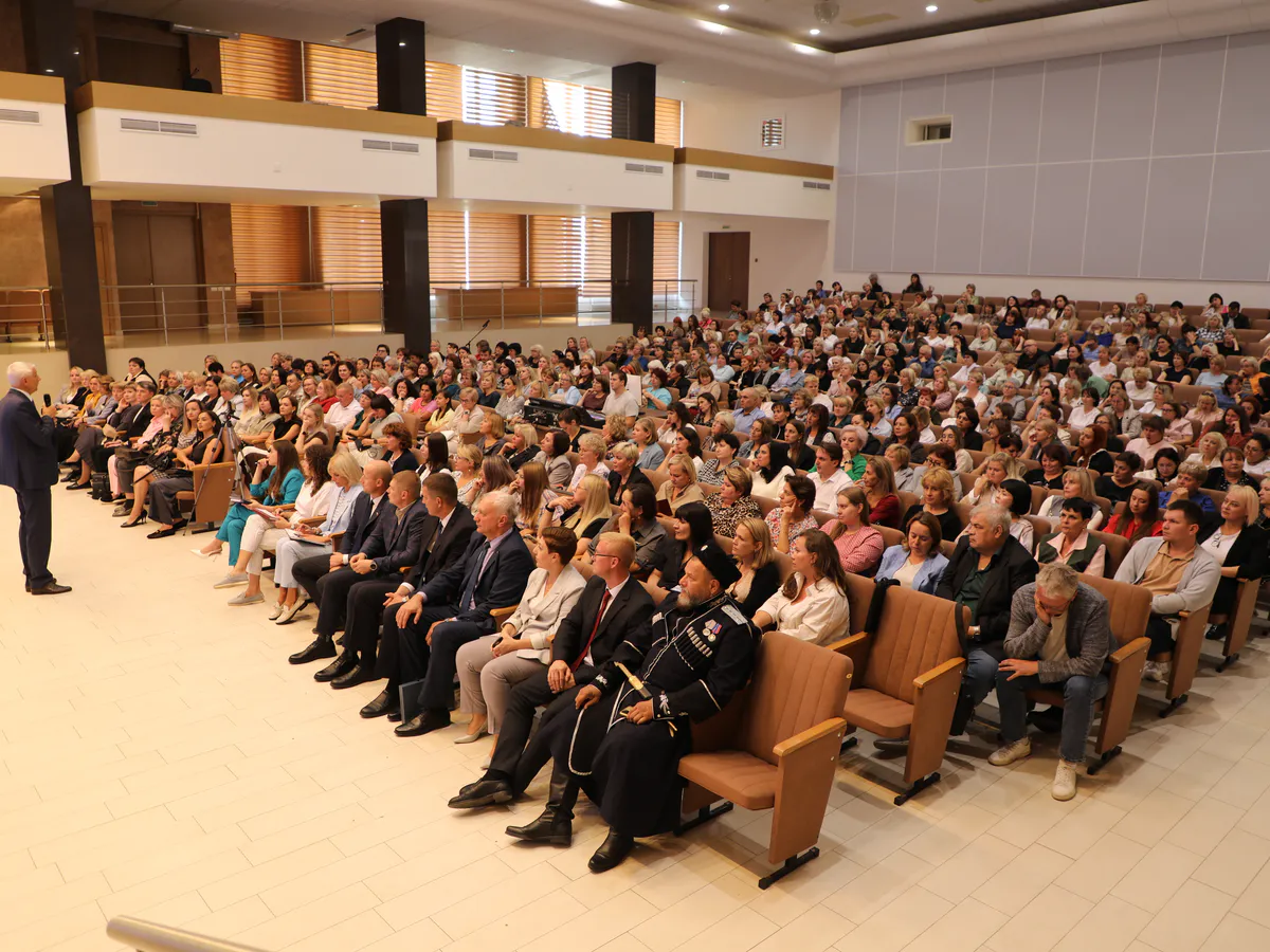 Сергей Бердников обозначил векторы развития Магнитогорска в диалоге с педагогами