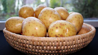 Варила картошку всю жизнь неправильно. Повар из столовки показал простой прием - теперь вкус будто из печи, а не из кастрюли