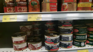 Решила проверить тушёнку из «Красного-Белого» — мясо приличное, но такого в банке я раньше не видела