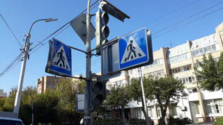 На пересечении улиц Грибоедова и Либкнехта уже месяц не работает светофор