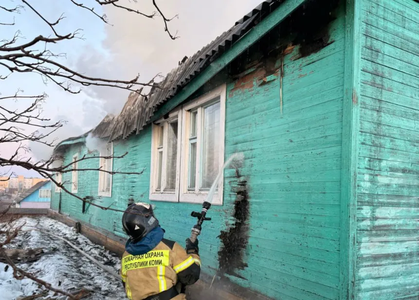 При пожаре в сельском доме в Коми один человек погиб, а второй получил травмы