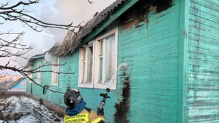 При пожаре в сельском доме в Коми один человек погиб, а второй получил травмы