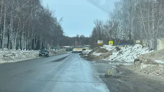 «Месяц нет снегопадов, а улица Бызова как была вся завалена снегом, так и осталась»