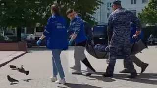 В Рязани медики и росгвардейцы унесли в скорую спящего на улице мужчину