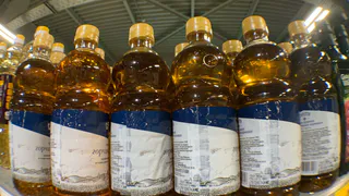 Ушлые хозяйки скупили все масло в магазине, но для готовки не используют: вот для чего оно нужно — 5 супер-лайфхаков