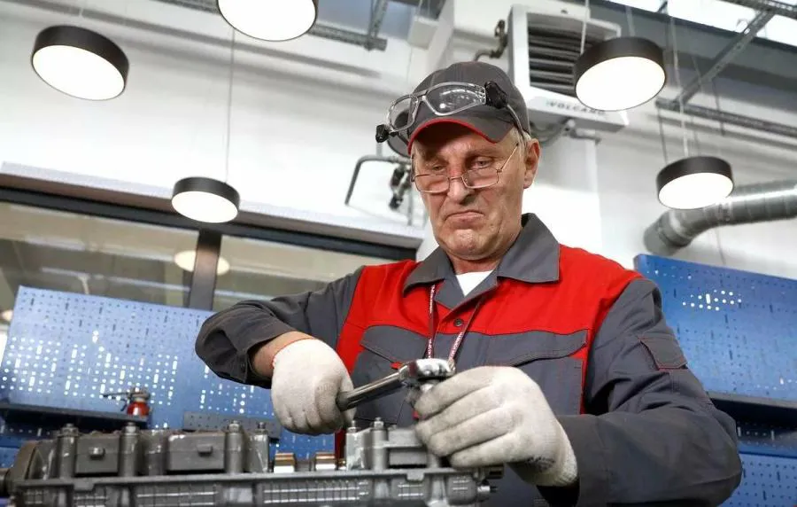 Пенсии работающих пенсионеров выросли на 2 000 рублей