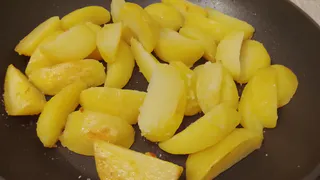 Как пожарить картошку, чтобы она хрустела 2 часа: хитрый лайфхак со сковородой 