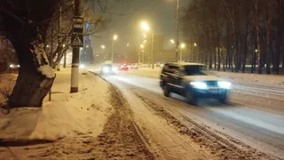 «Город продолжает утопать в снегу»: тротуар по ул. 1-я Красная никогда не чистился 