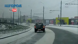 Водителю легковушки, которую занесло на 360 градусов, чудом удалось избежать ДТП - видео