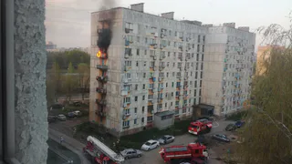 На улице Тимакова произошел пожар в многоквартирном доме - видео