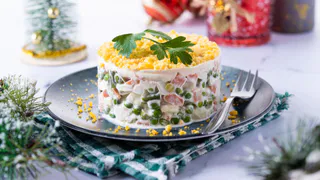 Вместо надоевшей "Под шубой": на Новый год-2025 приготовьте салат "Король" — станете фаворитом Зеленой Деревянной Змеи