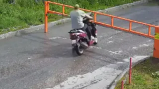 В Рязани мужчина на мопеде влетел в шлагбаум