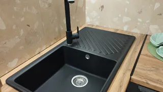 Засунул обычную бутылку в слив раковины — и всё решилось за минуты: сантехники об этом способе молчат