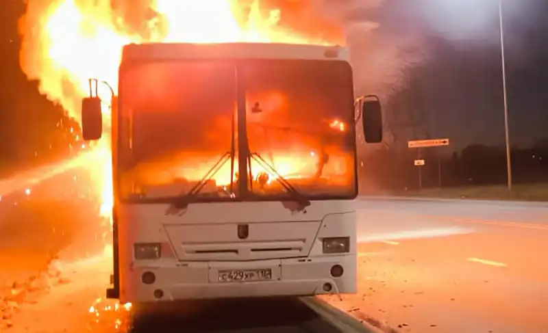 В окрестностях Нижнекамска в результате пожара полностью сгорел автобус