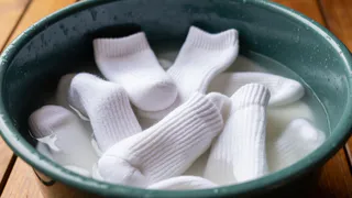 Кидаем сразу 4 ложки в таз — и даже самые заношенные носки станут белее снега: простой и полезный совет