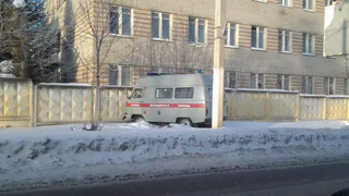 В Скопине "Скорая" врезалась в забор, есть пострадавшие