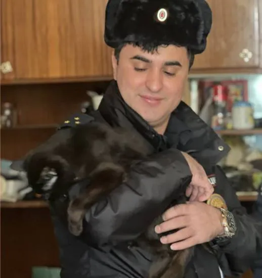 Участковый спас кошек и собаку, запертых в квартире в Магнитогорске, от голодной смерти