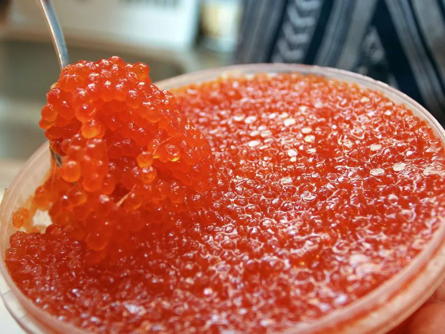 Рыбные магнаты вынуждены немного скинуть цены на красную икру