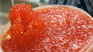 Рыбные магнаты вынуждены немного скинуть цены на красную икру