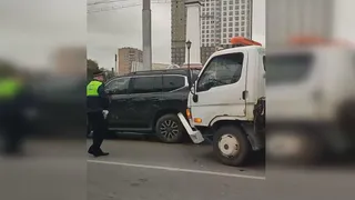 На Московском шоссе в Рязани эвакуатор протаранил внедорожник
