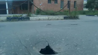 Еще один провал - на улице Новаторов образовалась глубокая яма