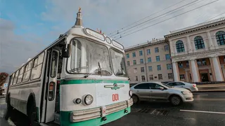 В Чебоксарах ретротроллейбус довез пассажиров с музыкой