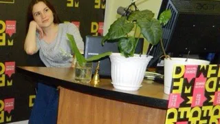 Что происходит в студии радиостанции, пока нижнекамцы слушают музыку?