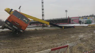 Прохожие сняли на видео кран, упавший в центре Рязани