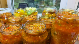 Делаю на зиму бомбическое лечо "20 минут": густой соус из помидоров и перца - храню прямо в квартире