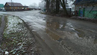 Дорога на Садовой улице Гороховца усеяна большими выбоинами