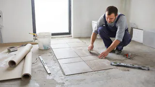 Зачем тратиться на кафель в ванную, если можно сделать иначе? Альтернатива, которая дешевле и проще