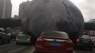 В Китае резиновый шар в виде Луны прокатился по дорогам