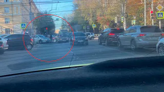 Утренняя пробочка: на пересечении Гагарина и Братиславской у автомобиля "отвисла челюсть"