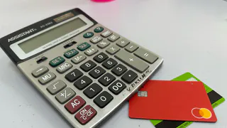 С завтрашнего дня за пенсию придется доплачивать: Сбербанк предупредил всех пенсионеров, кто получает деньги на карту