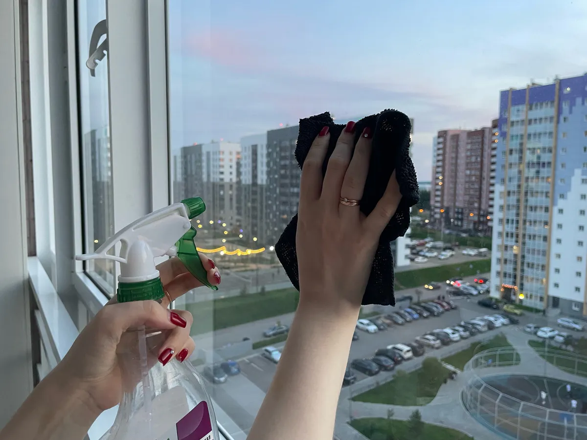 Добавила в воду — и мыть окна до лета не приходится: сверкают от чистоты ярче всех богатств на свете