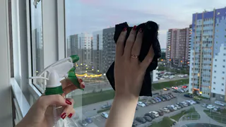 Добавила в воду — и мыть окна до лета не приходится: сверкают от чистоты ярче всех богатств на свете