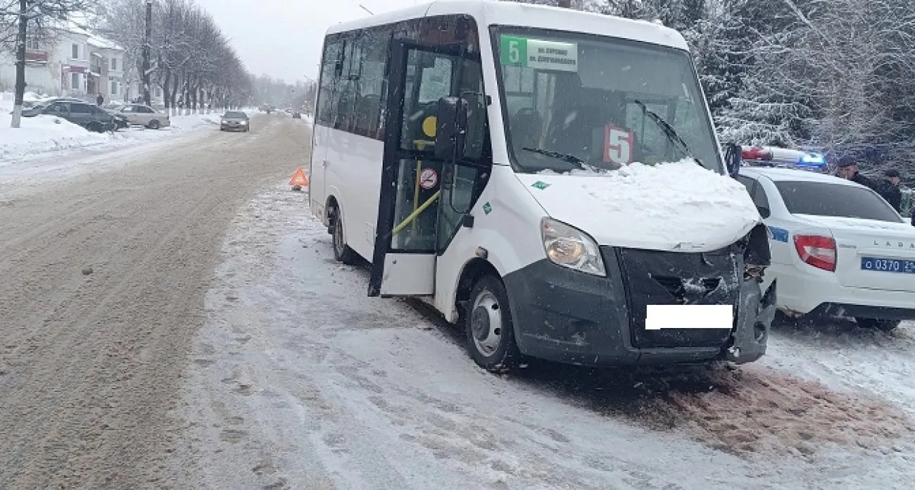 ДТП в Шумерле: иномарка врезалась в маршрутку с 14 пассажирами, есть пострадавшие