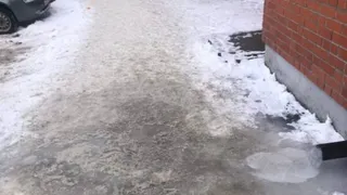 В Брянске скользкие тротуары возле мини-рынка