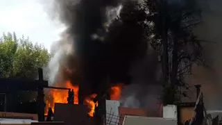 В Приокском горит частный дом. Видео