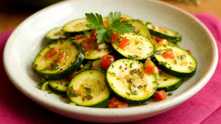 Стоило один раз приготовить такие кабачки — теперь не оторваться: вкуснее, чем мясо, и готовятся за 20 минут