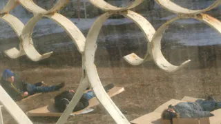 В Рязани дети устали ждать лето и легли загорать в куртках