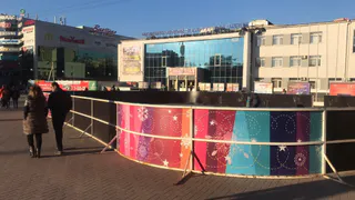 Народное фото - на  площади Победы установили коробку катка