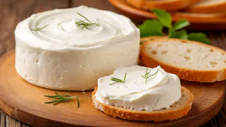 Смешиваем кефир со сметаной — и в холодильник: Через пару дней получаем вкуснейший и нежнейший сливочный сыр