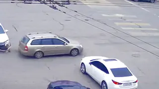 Тотальное невезение: Автомобилю с разбитой фарой разнесли еще и бампер