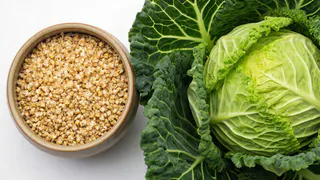 Беру стакан гречки и капусту, готовлю быстрый ужин на сковороде: вкусно и сытно даже без мяса