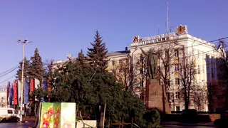 В Рязани на главной площади упала елка