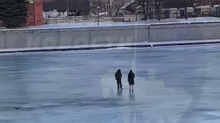 Юные смельчаки в Пензе испытывают лед на прочность
