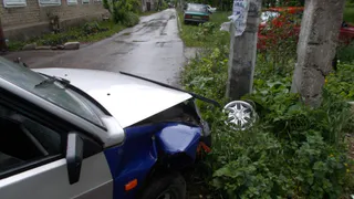 Пьяный водитель девятки врезался в столб, пострадала его 9-летняя дочь